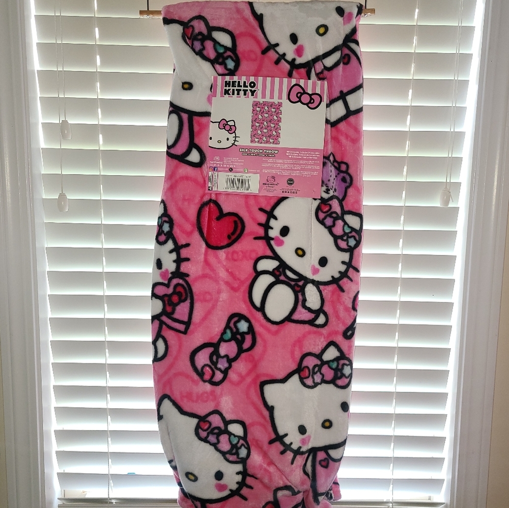 Hello Kitty Blanket 💕 - Picture 3 of 3